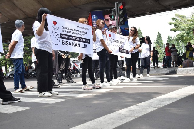 Aksi Simpatik TPN Ganjar-Mahfud yang digelar mulai dari Jalan Prof Dr Mochtar Kusumaatmadja, Jalan Naripan hingga Braga, Kota Bandung. Foto: Istimewa