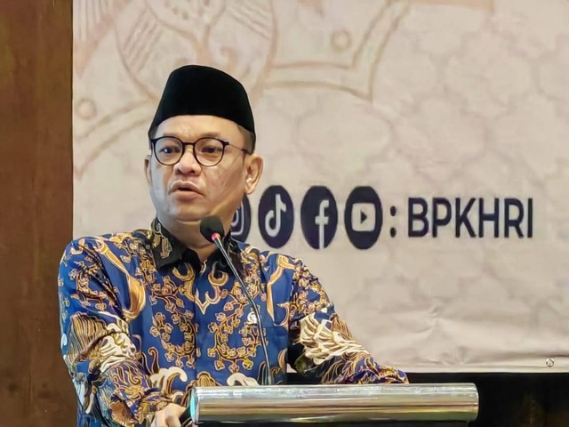 Wakil Ketua Komisi VIII, Tubagus Ace Hasan Syadzily, saat memberikan arahan pada Desiminasi Pengelolaan dan Pengawasan Keuangan Haji dan Sosialisasi BPIH 1445 H di Hotel eL Bandung, Jl. Merdeka No. 2 Braga Kota Bandung, Rabu (27/12). Foto: Istimewa