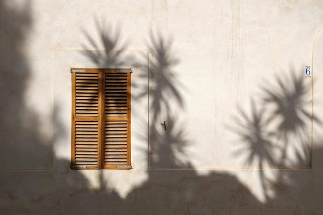 Sebuah potret sederhana jendela berwarna cokelat kayu. Photo: Kadir Celep on Unsplash