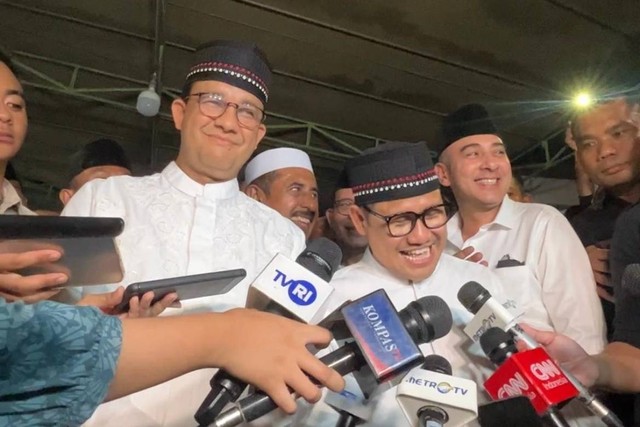 Paslon nomor urut 1 Anies Baswedan-Muhaimin Iskandar di Haul ke 12 KH Ahmad Sufyan Miftahul Arifin di Ponpes Mamha'ul Hikam, Situbondo, Jawa Timur, Kamis (28/12) malam. Foto: Haya Syahira/kumparan