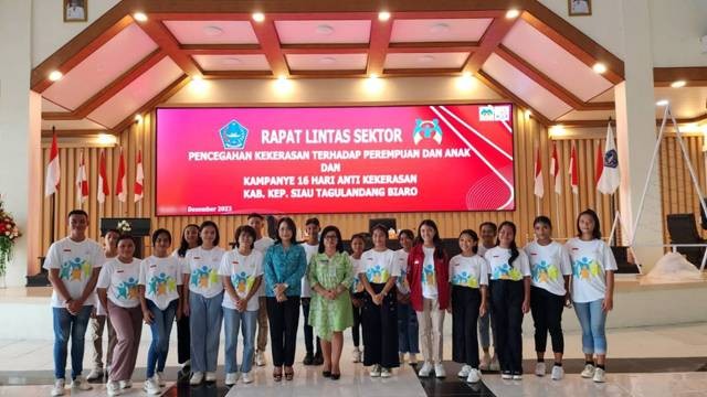 Foto bersama peserta Rapat Lintas Sektoral sekaligus Kampanye 16 Hari Anti Kekerasan terhadap Perempuan dan Anak.