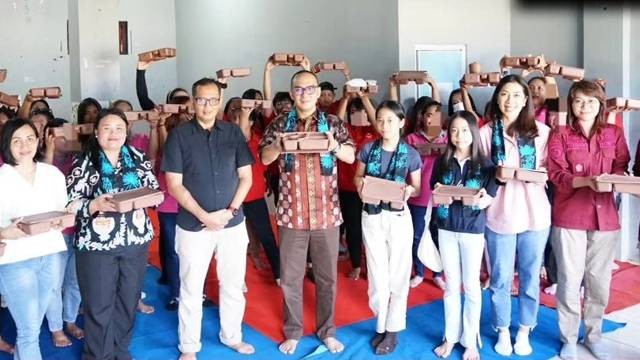 Foto bersama Kepala Kanwil Kemenkumham Sulut, Ketua Dharma Wanita Persatuan dan para penghuni Lapas Perempuan Manado di Kota Tomohon.