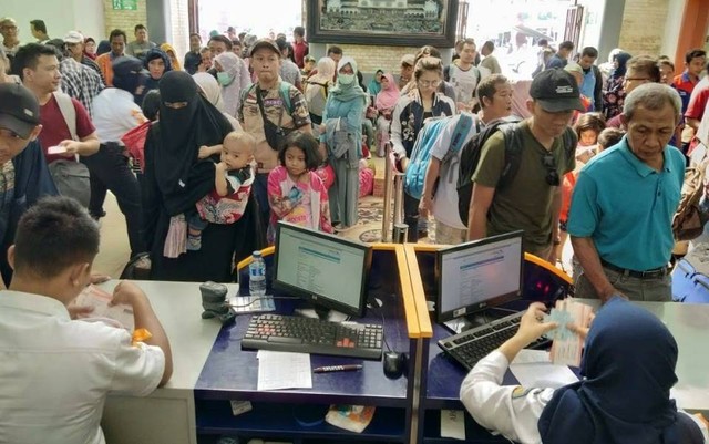 Penumpang Kereta Api di Jawa Barat. (Dok.ciremaitoday)