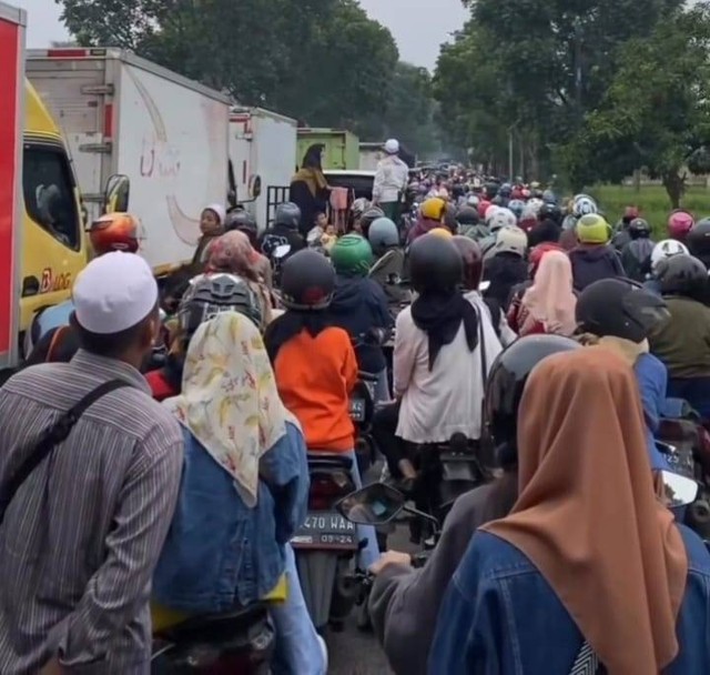 Kemacetan panjang hingga 8 km di ruas Jalan Raya Sukabumi, Kecamatan Warungkondang, Kabupaten Cianjur, Jawa Barat, Jumat (29/12). Foto: Dok. kumparan