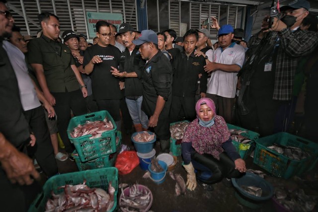 Capres nomor urut 1 Anies Baswedan berdialog dengan nelayan saat mengunjungi Tempat Pelelangan Ikan Bronjong, Lamongan, Jumat (29/12/2023). Foto: Dok. Istimewa