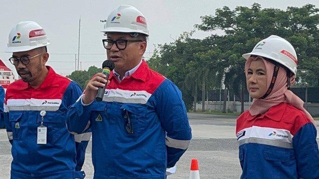 Wakil Menteri BUMN Kartika Wirjoatmodjo saat mengunjungi Terminal BBM Plumpang bersama direksi Pertamina, Jumat (29/12/2023). Foto: Fariza Rizky Ananda/kumparan