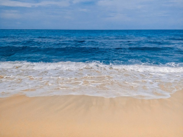 Pantai pasir putih di Gunung Kidul. Foto hanya ilustrasi, bukan gambar sebenarnya. Sumber: Unsplash/ Lin Kay.  