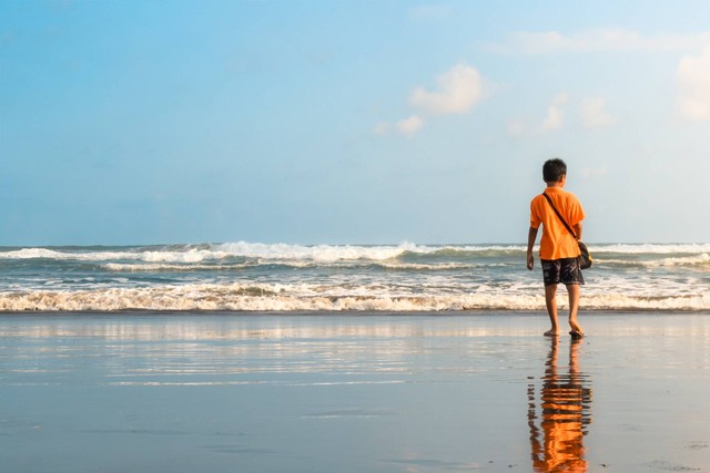 Pantai Ngrumput, Foto Hanya Ilustrasi, Bukan Tempat Sebenarnya. Sumber Unsplash Irham Setyaki