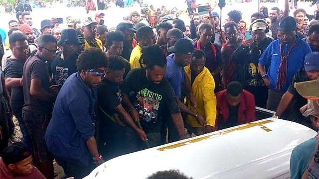 Pemakaman mantan Gubernur Papua Lukas Enembe selesai dilakukan di kediaman pribadi Lukas di Koya Tengah, Distrik Muaratami, Kota Jayapura, Jumat (29/12/2023). Foto: Dok. Istimewa