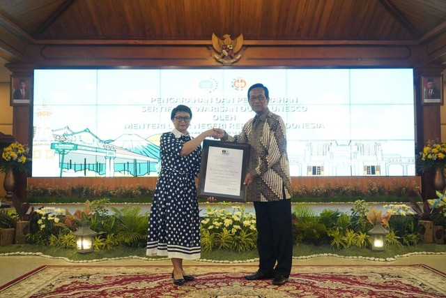 Menteri Luar Negeri RI, Retno Marsudi, menyerahkan sertifikat penetapan Sumbu Filosofi Yogya sebagai warisan dunia UNESCO kepada Gubernur DIY, Sri Sultan HB X. Foto: Dok. Pemda DIY