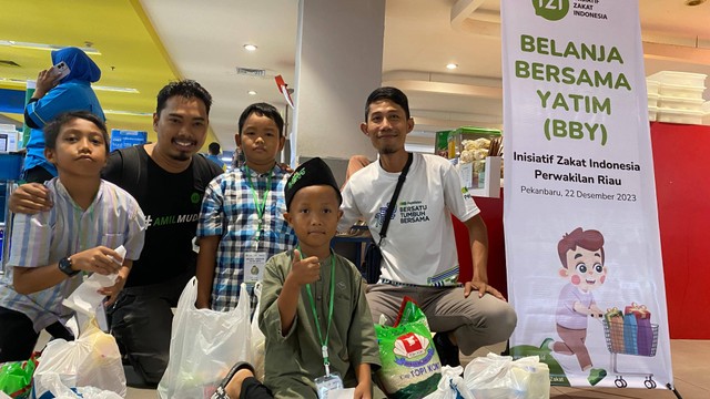 Belanjakan Yatim, Meriahkan Akhir Tahun Bersama PT. Pegadaian dan IZI Riau (1)