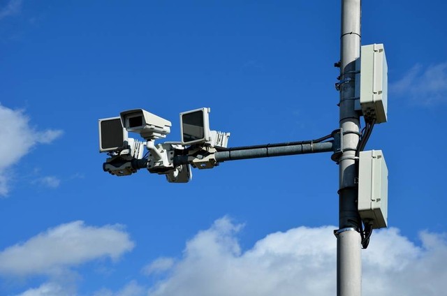 Ilustrasi kamera CCTV di jalan. Foto: Beekeepx/Shutterstock