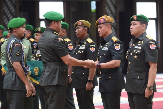 KSAD Maruli Simanjuntak memimpin Sertijab Pangdam XIV/Hasanuddin. Foto: Dok. TNI AD