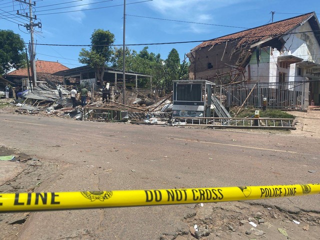 Kebakaran menghanguskan 4 bangunan di Desa Banyuajuh, Kecamatan Kamal, Kabupaten Bangkalan pada Jumat (29/12/2023). Foto: Dok. Istimewa