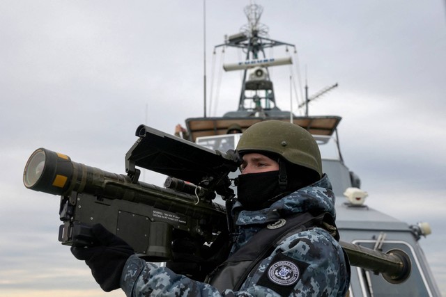 Seorang prajurit Ukraina memegang senjata anti-pesawat MANPADS (Man-Portable Air-Defence Systems) "Stinger" saat mereka memindai kemungkinan sasaran udara, di atas kapal Penjaga Maritim dari Layanan Perbatasan Negara Ukraina. Foto: Anatolii Stepanov/AFP