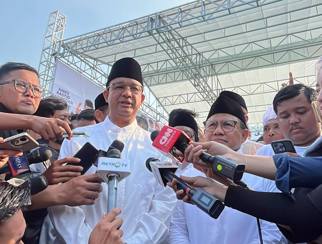 Paslon nomor urut 1 Anies Baswedan mengunjungi Ponpes Bahrul Huda, Tuban, Jumat (29/12/2023). Foto: Haya Syahira/kumparan