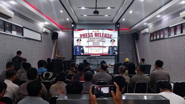 Kapolres Bojonegoro AKBP Mario Prahatinto, saat beri keterangan dalam Konferensi Pers di Mapolres Bojonegoro. Jumat (29/12/2023) (Aset: Imam BeritaBojonegoro)