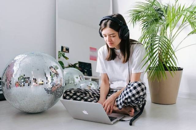 Ilustrasi cara memuji wanita lewat chat, sumber foto: Anna Shvets by pexels.com