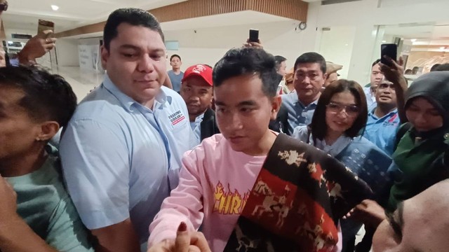 Cawapres nomor urut 02, Gibran Rakabuming Raka, tiba di Bandara El Tari, Kupang, NTT, Jumat (29/12) malam, untuk melakukan safari kampanyenya. Foto: Zamachsyari/kumparan