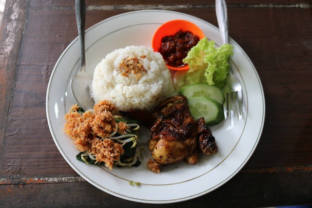 Nasi Pedas Bu Andika. Foto hanya ilustrasi, bukan tempat sebenarnya. Sumber: Unsplash/mufid majnun