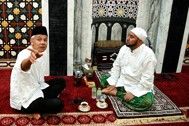 Calon presiden nomor urut 3, Ganjar Pranowo (kiri) berbincang dengan Pendakwah Habib Syech bin Abdul Qadir Assegaf (kanan) saat berkunjung ke kediamannya di Kota Surakarta, Jawa Tengah, Jumat (29/12/2023). Foto: M Risyal Hidayat/ANTARA FOTO