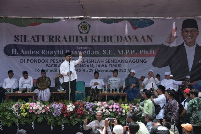 Capres nomor urut 1 Anies Baswedan menyambangi Ponpes Al-Ishlah, Desa Sendangagung, Kecamatan Paciran, Lamongan Jawa Timur, Jumat (29/12/2023). Foto: Dok. Istimewa