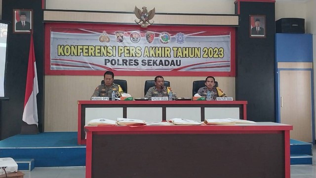 Kapolres Sekadau AKBP I Nyoman Sudama memberikan paparan saat konferensi pers akhir tahun 2023 di Aula Polres Sekadau. Foto: Dina Mariana/Hi!Pontianak