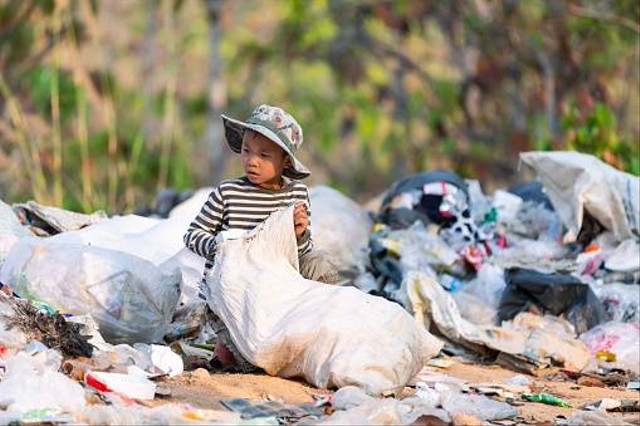 sumber: https://www.istockphoto.com/id/foto/seorang-anak-miskin-mengumpulkan-sampah-dari-tempat-pembuangan-sampah-di-pinggiran-gm1221821875-358303511