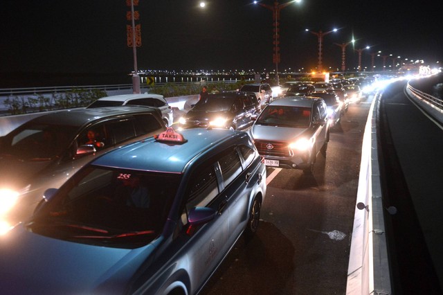 Kendaraan terjebak kemacetan di Jalan Tol Bali Mandara saat akan menuju kawasan jalan akses Bandara Internasional I Gusti Ngurah Rai di Badung, Bali, Jumat (29/12/2023). Foto: Fikri Yusuf/ANTARA FOTO