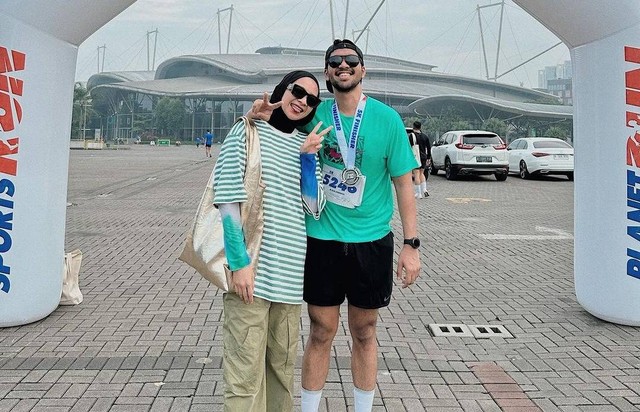 Selebgram Ira Nandha dan suaminya, Elmer Syaherman. Foto: Instagram/@iranndha