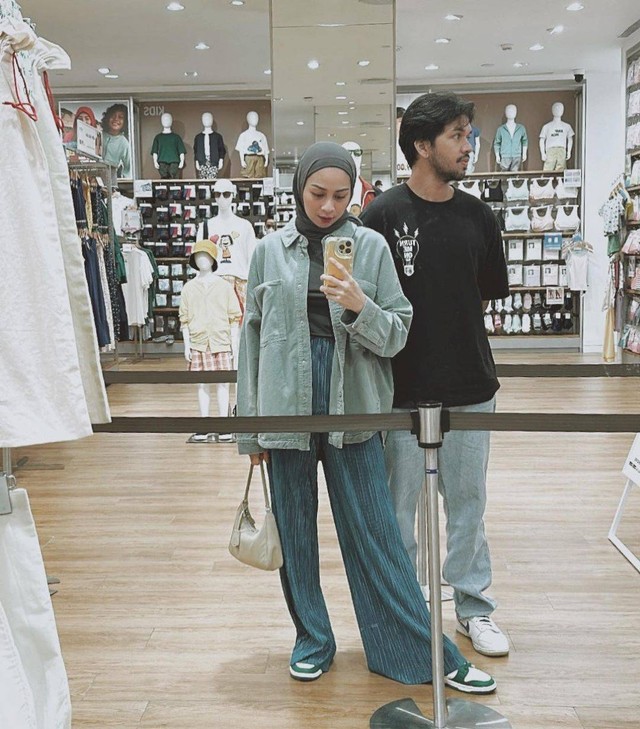 Selebgram Ira Nandha dan suami. Foto: IG@iranndha