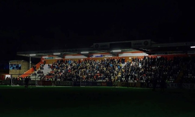 Pertandingan League One antara Stevenage vs Cambridge United di Lamex Stadium, Stevenage, Inggris, pada Jumat (29/12), dibatalkan karena stadion mati listrik. Foto: Instagram/@cambridgeunitedfc