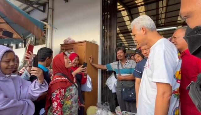 Capres 03 Ganjar Pranowo Menyapa pedagang di Pasar Kebon Agung Boyolali, Sabtu (30/12). Foto: Paulina Herasmaranindar/kumparan