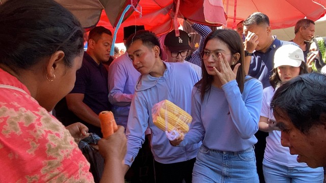 Cawapres nomor urut 02 Gibran Rakabuming Raka bersama istrinya, Selvi Ananda blusukan ke Pasar Wae Kesambi, Batu Cermin, Labuan Bajo, NTT, Sabtu (30/12). Foto: Zamachsyari/kumparan