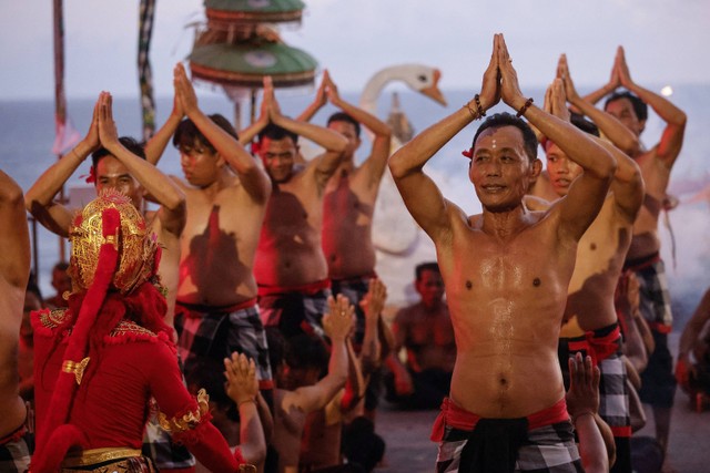 Sejumlah penari dan aktor tampil di teater tari Kecak "Titi Situbanda" di Pantai Melasti, Bali, 28 Desember 2023. Foto: David Gannon / AFP