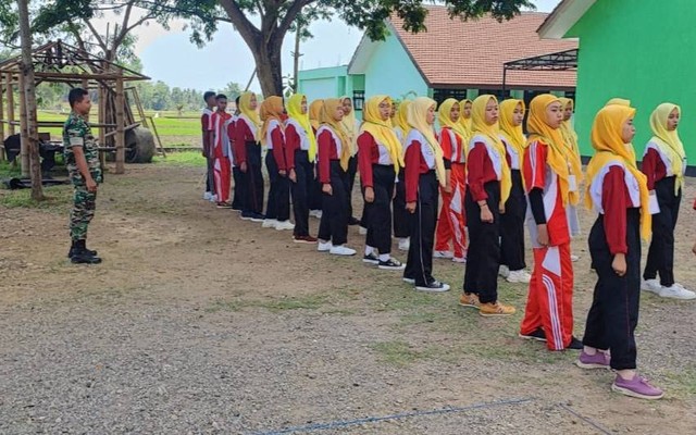 Mengukir Pemimpin Berkarakter: Latihan Dasar Kepemimpinan Koramil 0806/11 Panggul di SMKN 1 Panggul