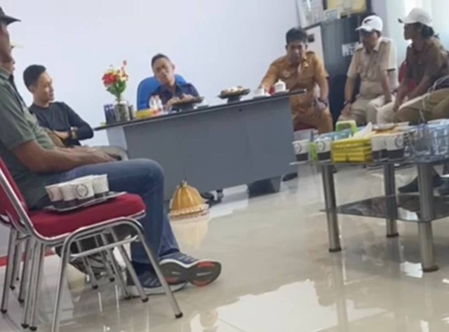 Penjabat (Pj) Bupati Bone, Andi Islamuddin (kursi biru), dalam video viral diduga ia mengarahkan kades memilih anaknya yang nyaleg. Dok: Ist.