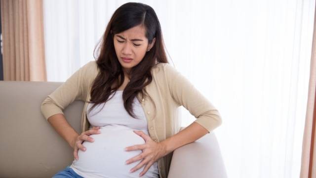 Ilustrasi iibu hamil. Viral di media sosial seorang suami yang ucapkan terima kasih kepada sopir Ojol yang bantu istrinya melahirkan. Foto: Shutterstock