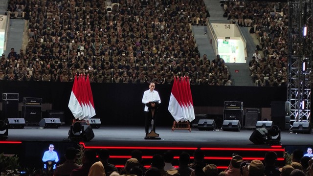 Presiden Jokowi memberikan sambutan dalam Rapat Konsolidasi Nasional KPU di Istora Senayan, Jakarta, Sabtu (30/12). Foto: Jonathan Devin/kumparan