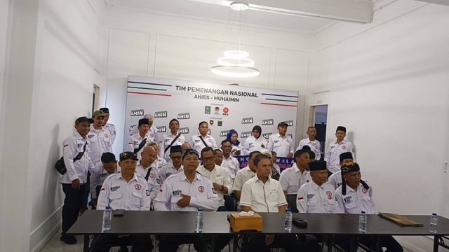 Satgas Pemantau TPS deklarasikan dukungan bagi AMIN di markas pemenangan Diponegoro 10, Menteng, Jakpus, Sabtu (30/12). Foto: Thomas Bosco/kumparan