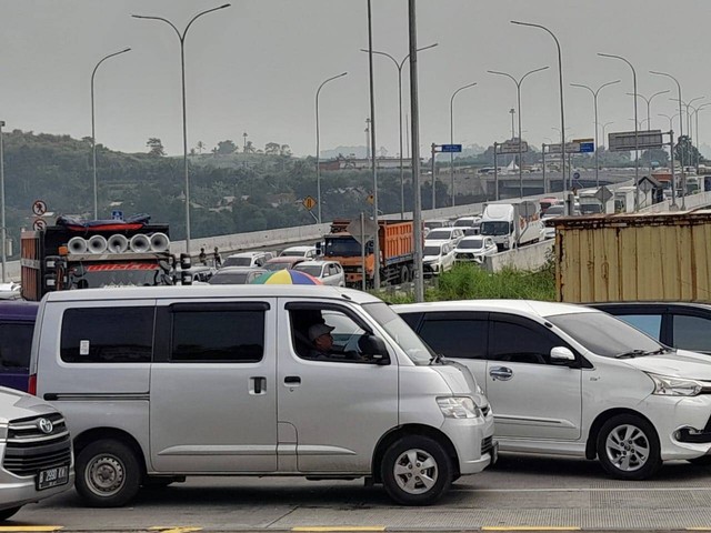 Kendaraan yang terjebak kemacetan dari exit tol Parungkuda menuju arah Sukabumi, Sabtu (30/12). Foto: Dok. kumparan