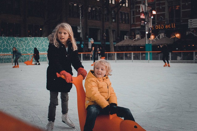 Tempat bermain ice skating di Jogja. Foto hanya ilustrasi, bukan gambar sebenarnya. Sumber: Unsplash/ Irena Carpaccio. 