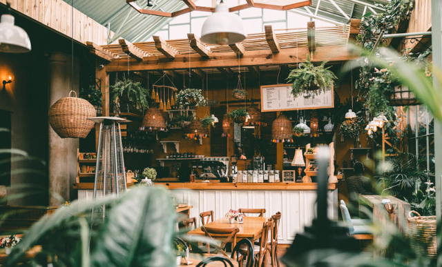 Tempat ngopi murah di bandung. Foto hanya ilustrasi, bukan tempat sebenarnya. Sumber: Unsplash/Ruben Ramirez