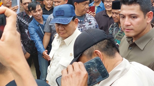 Menhan Prabowo Subianto tiba di peresmian sumber air bersih di Desa Karanganyar, Jampang Kulon, Sukabumi, Jawa Barat, Sabtu (30/12/2023). Foto: Nabila Ulfa/kumparan