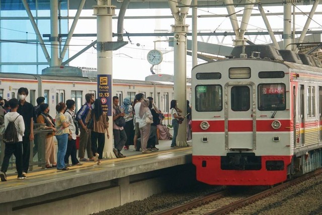 Calon penumpang menunggu KRL di Stasiun Manggarai, Jakarta pada Senin (26/12). Foto: Iqbal Firdaus/kumparan