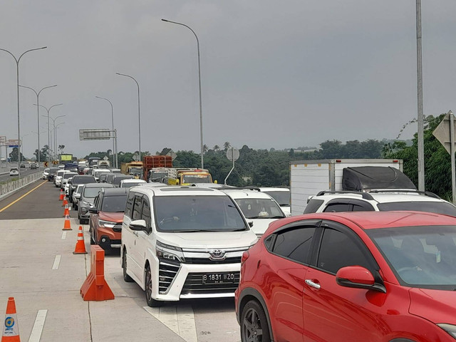 Suasana kemacetan dari exit tol Parungkuda menuju arah Sukabumi, Sabtu (30/12). Foto: Dok. kumparan