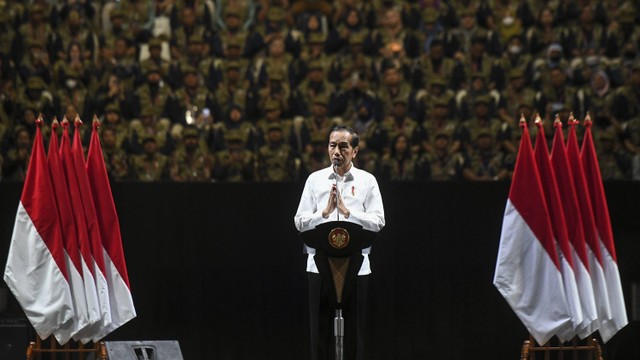 Presiden Joko Widodo memberikan arahan pada rapat konsolidasi nasional kesiapan Pemilu 2024 di Istora Senayan, Jakarta, Sabtu (30/12/2023). Foto: ANTARA FOTO/Hafidz Mubarak A