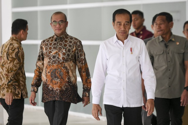 Presiden Joko Widodo (kanan) menghadiri rapat konsolidasi nasional kesiapan Pemilu 2024 di Istora Senayan, Jakarta, Sabtu (30/12/2023). Foto: ANTARA FOTO/Hafidz Mubarak A