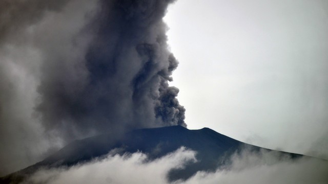 Gunung Marapi mengeluarkan abu vulkanik terlihat di Padang Panjang, Sumatera Barat, Sabtu (30/12/2023). Foto: ANTARA FOTO/Iggoy el Fitra