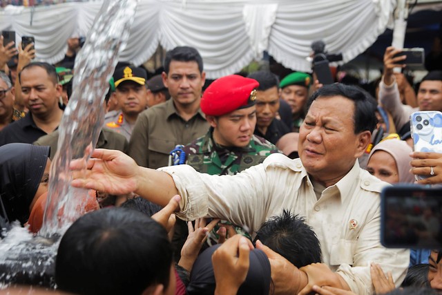 Menteri Pertahanan Prabowo Subianto bermain air bersama anak-anak saat peresmian dan penyerahan proyek bantuan air bersih di Karanganyar, Jampang Kulon, Kabupaten Sukabumi, Jawa Barat, Sabtu (30/12/2023). Foto: Henry Purba/ANTARA FOTO